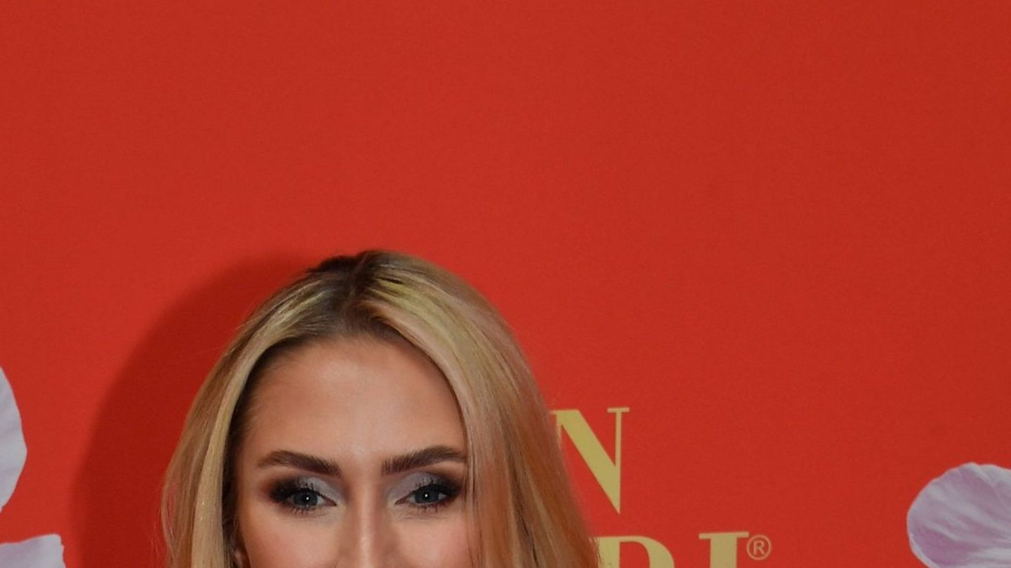 Schauspielerin teilt erstes Babyfoto: Stars feiern mit Vivien Wulf