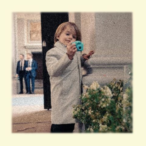 3. Mai 2026 Am Sonntagabend überrascht der schwedische Hof seine Fans mit einem besonders privaten Einblick in die Feierlichkeiten und teilt einige Aufnahmen, die die Enkelkinder des schwedischen Königspaares mit ihren Kinderkameras geknipst haben. "Der 80. Geburtstag des Königs durch die Kameralinsen seiner Enkelkinder", heißt es auf Instagram zu den Schnappschüssen. Hier sehen wir, wie sich Prinz Julian als Fotograf ausprobiert.