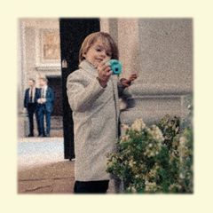 3. Mai 2026 Am Sonntagabend überrascht der schwedische Hof seine Fans mit einem besonders privaten Einblick in die Feierlichkeiten und teilt einige Aufnahmen, die die Enkelkinder des schwedischen Königspaares mit ihren Kinderkameras geknipst haben. "Der 80. Geburtstag des Königs durch die Kameralinsen seiner Enkelkinder", heißt es auf Instagram zu den Schnappschüssen. Hier sehen wir, wie sich Prinz Julian als Fotograf ausprobiert.