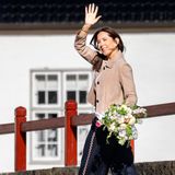 Es ist ein musikalischer Empfang, bei dem Königin Mary in der Maisonne strahlt: Der Mädchenchor der Schlosskirche Fredensborg und das Fredensborger Blechbläserensemble begrüßen das Königspaar, das für den Sommer traditionell ins Kanzleihaus zieht. Mary zeigt sich in sandfarbener Wildlederjacke und dunkelblauer Leinenhose dabei ganz alltagstauglich. Luxus muss aber trotzdem sein. Ihre Slingback-Sandalen in Beige mit schwarzer Spitze sind von Chanel. Gebraucht kosten die auch gerne noch über 1000 Euro. Die flachen Schuhe trägt sie allerdings schon seit 2022 immer wieder gerne, gerade bei sommerlichen Events. Dieser Luxus-Einkauf hat sich also wirklich gelohnt!