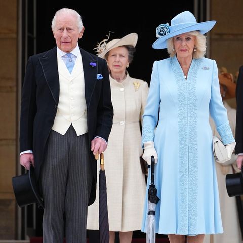 König Charles III (l.), Prinzessin Anne (m.) und Königin Camilla (r.) im Buckingham Palace.