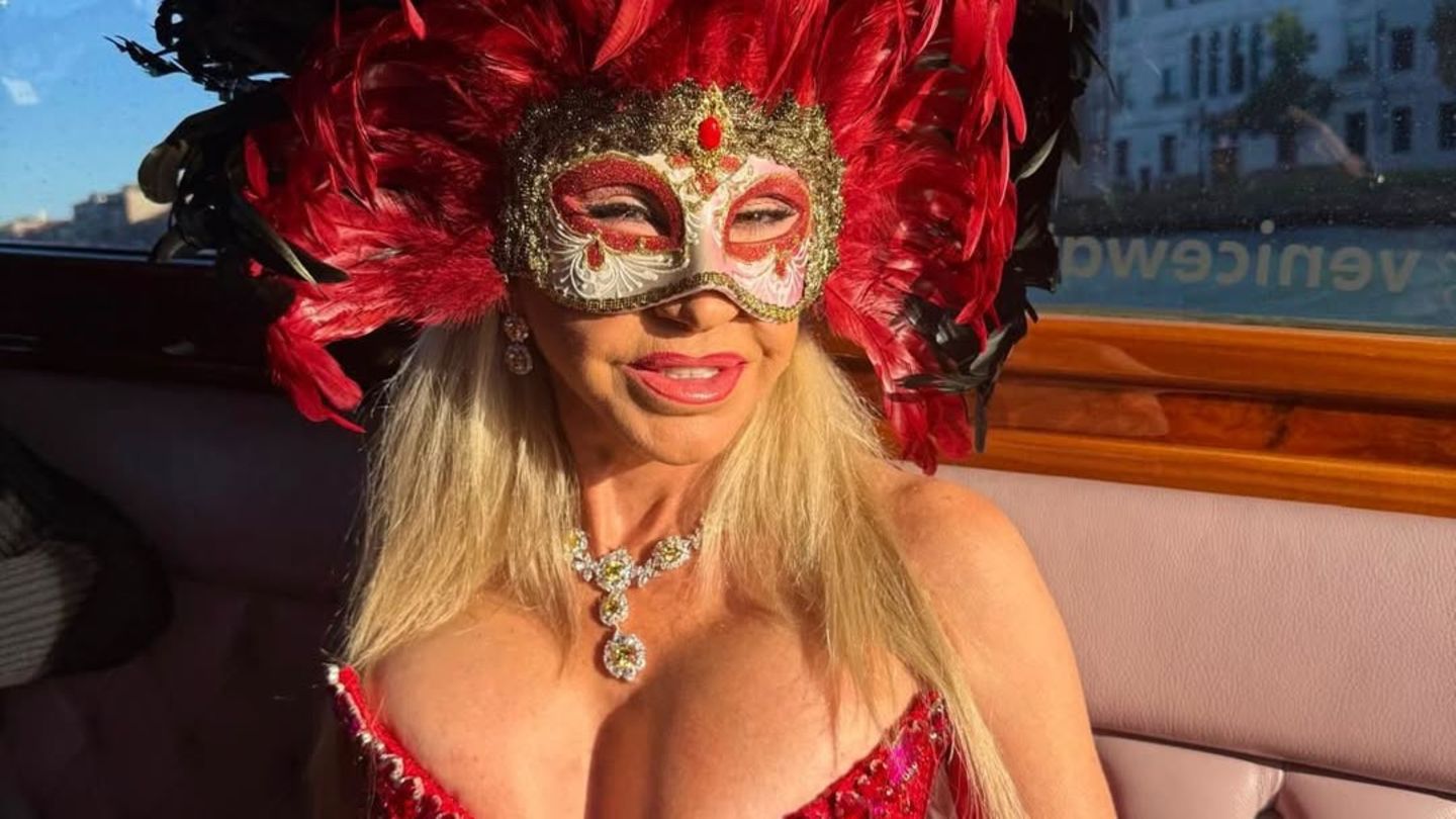 Carmen Geiss: Ihr extravaganter Maskenball-Look spaltet das Netz