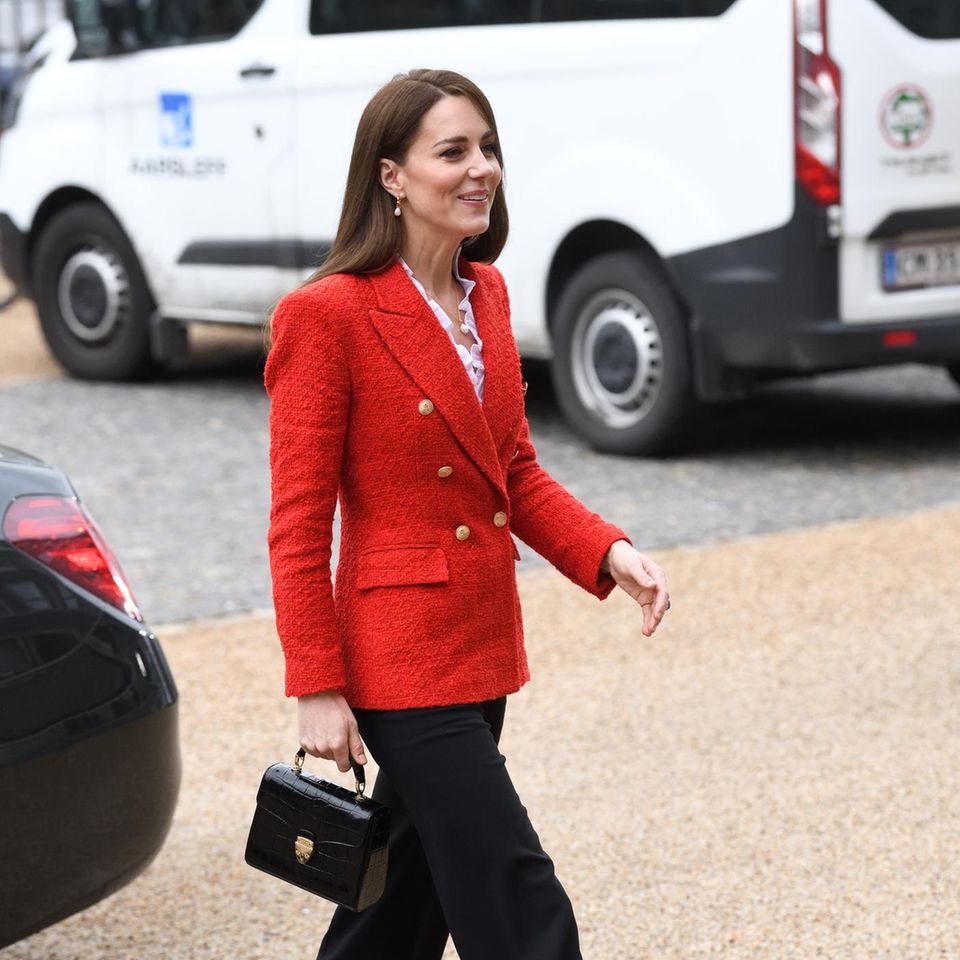 Im Februar 2022 ist Catherine, Princess of Wales, im Rahmen ihrer Arbeit ihres "Royal Foundation Centre for Early Childhood" in Kopenhagen unterwegs. Im Zuge dessen besucht sie das "Copenhagen Infant Mental Health Project" an der Universität Kopenhagen. Doch neben ihrer besonderen Arbeit ist vor allem auch ihr Outfit ein Hingucker: Sie trägt einen doppelreihigen Blazer in der Signalfarbe Rot von Zara und eine weiße Rüschenbluse – möglicherweise eine Hommage an Dänemark? Dazu kombiniert sie eine schwarze, lockere Hose, sowie schwarze Pumps. Ihre Lederhandtasche von Aspinal of London rundet den eleganten Look ab. 