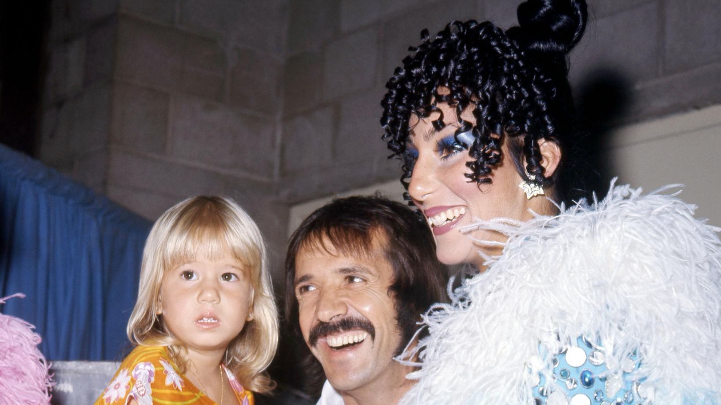 Zum 80. Geburtstag von Cher: Leben und Lieben von Pop-Ikone Cher in Bildern