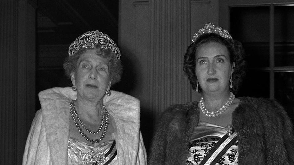 Королева Эна Испании (справа) в Mellerio Shell Tiara на балу у королевы Елизаветы в Букингемском дворце в 1947 году.