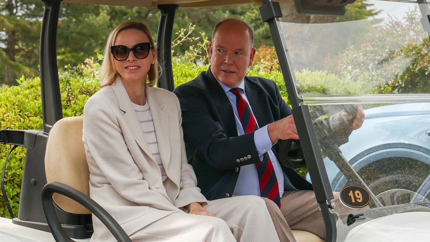 Fürst Albert + Fürstin Charlène: Charlène unternimmt mit Albert eine Spritztour im Golfcart