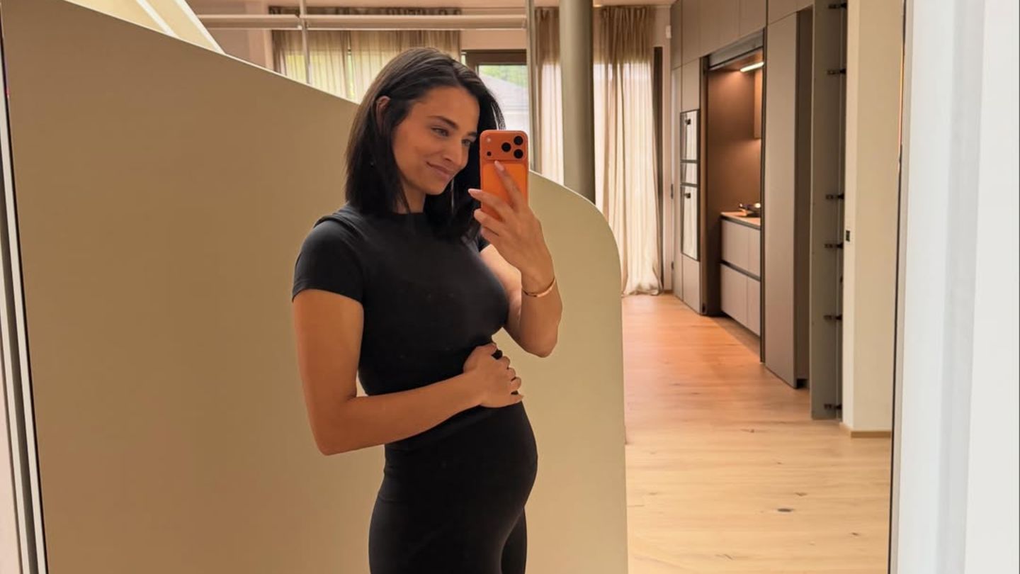 Schön schwanger 2026: Amira Aly postet erstes Bild mit Babybauch