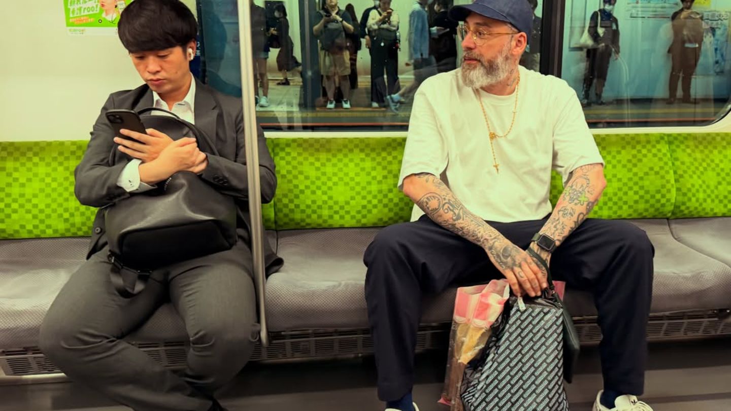 Stars in der U-Bahn: In Japans Bahn kann er unerkannt fahren
