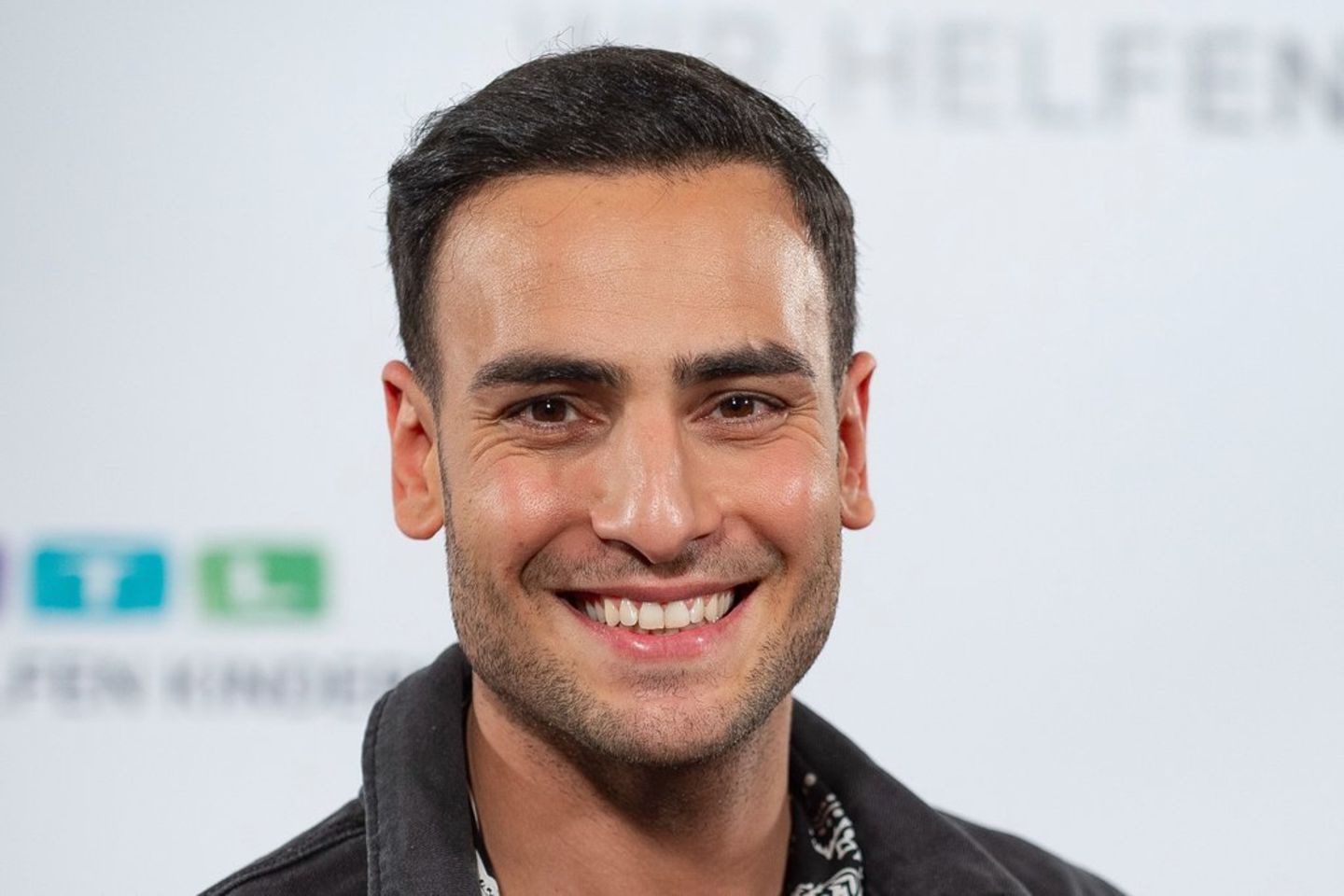 Schauspieler Timur Ülker liegt im Krankenhaus.