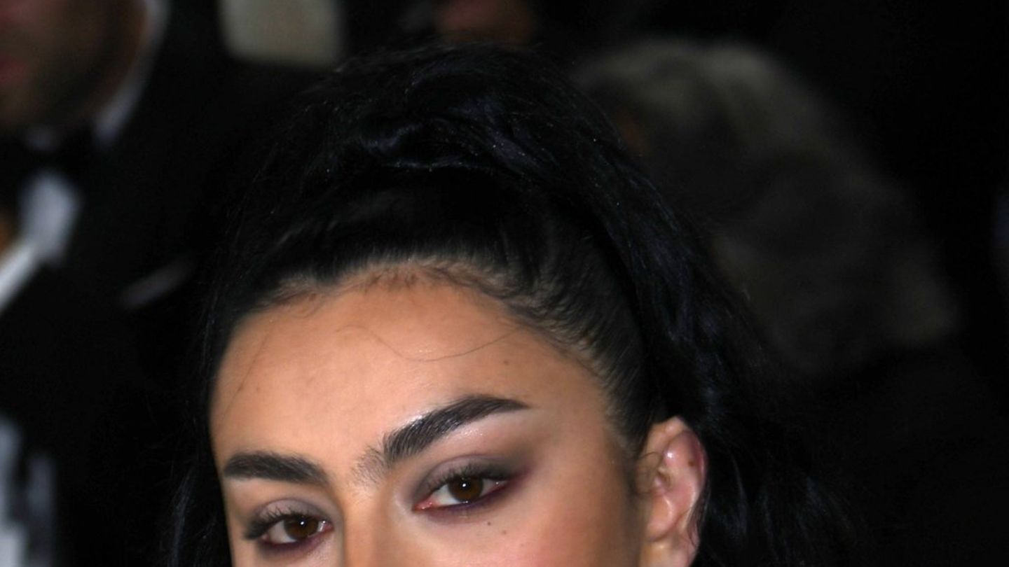 Charli xcx verrät Beauty-Geheimnis: Sängerin schläft mit ihrem Make-up