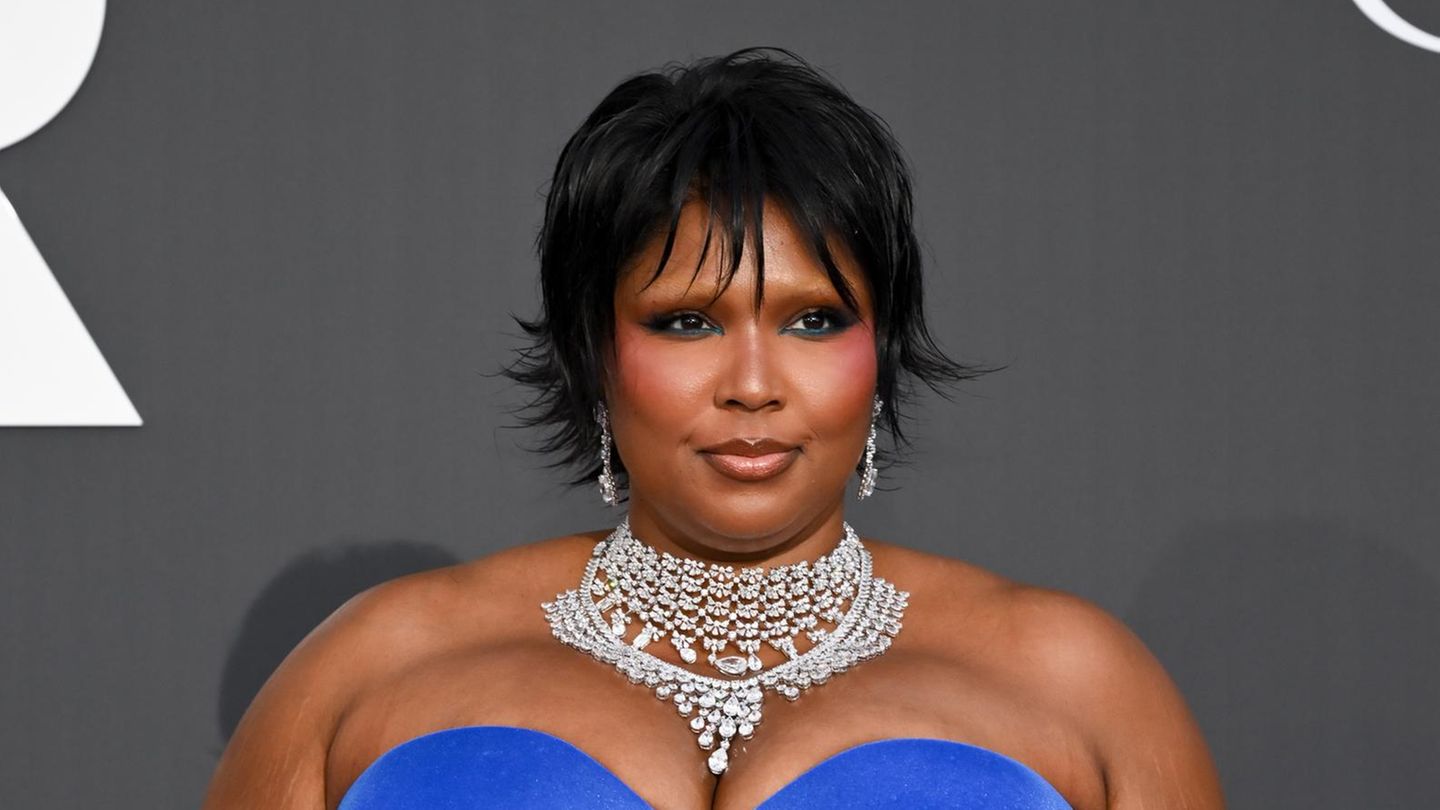 Cannes 2026: Sängerin Lizzo posiert im Korsett mit Nippelkette auf dem Red Carpet