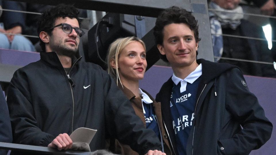 Виктория Графиня фон Фабер-Кастелл и Жан Арно на матче между Paris FC и Paris Saint-Germain.
