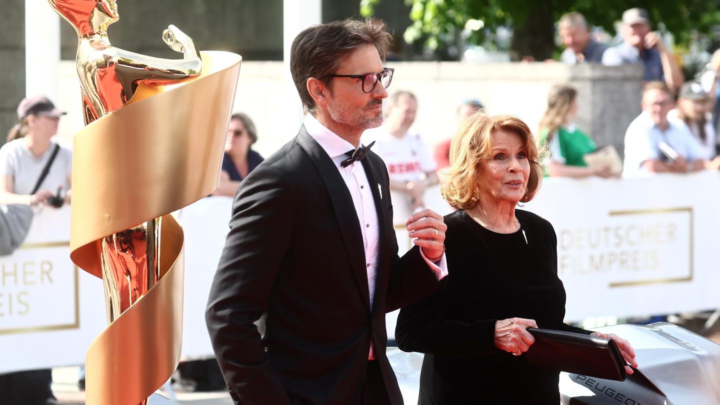 Senta Berger + Simon Verhoeven: Sie strahlt neben Sohn Simon Verhoeven beim Deutschen Filmpreis