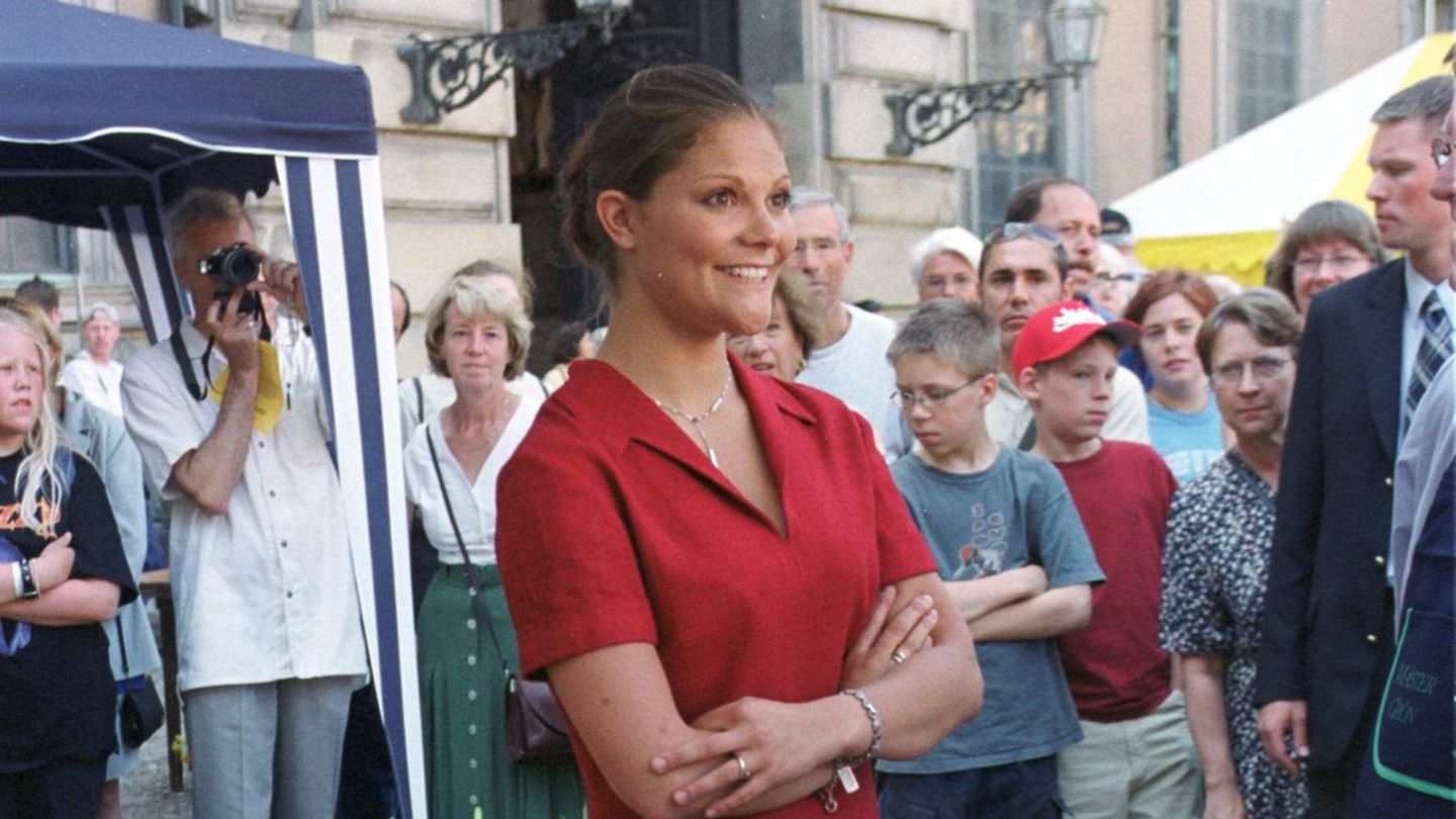 Kronprinzessin-Victoria-von-Schweden-Ihre-sch-nsten-Looks-vom-Nationalfeiertag-im-Laufe-der-Zeit