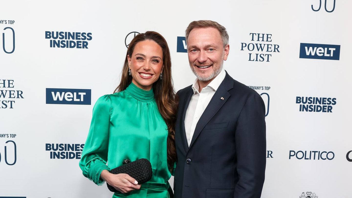 Fashion-Looks-Im-smaragdgr-nem-Look-setzt-sich-Franca-Lehfeldt-gekonnt-in-Szene