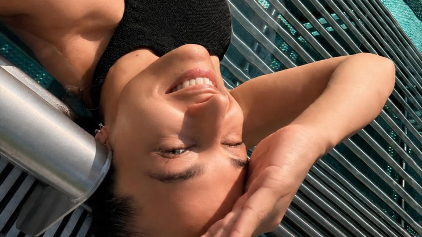 Nasse-Nixen-Amira-Aly-verzaubert-ihre-Fans-mit-sommerlichem-Badeanzug-Selfie