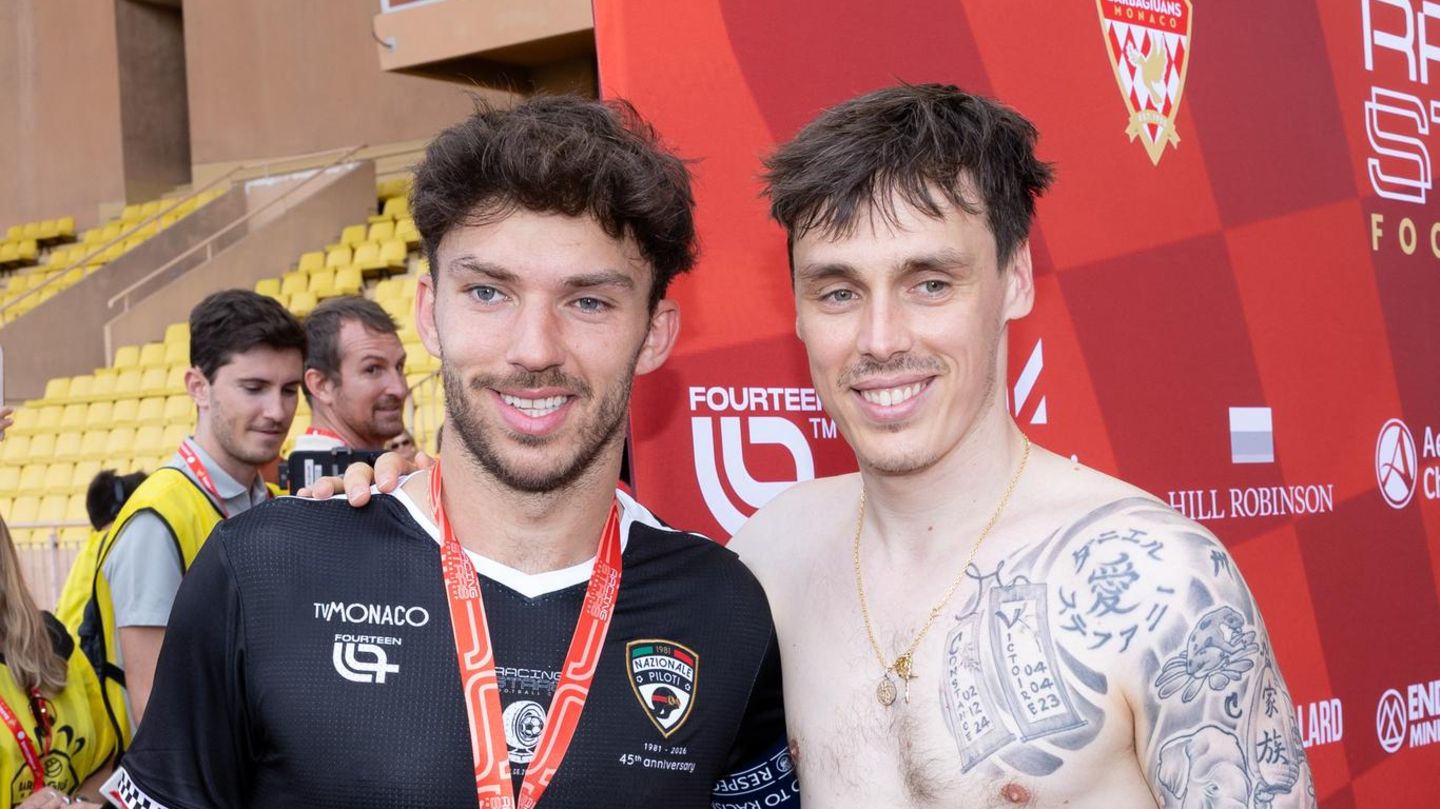 Hautnah-abgelichtet-Oben-ohne-entbl-t-er-sein-XL-Tattoo-beim-Benefiz-Fu-ballspiel