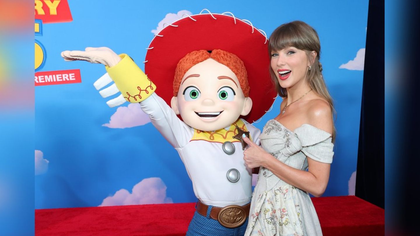 Taylor Swift: Superstar überrascht bei Filmpremiere