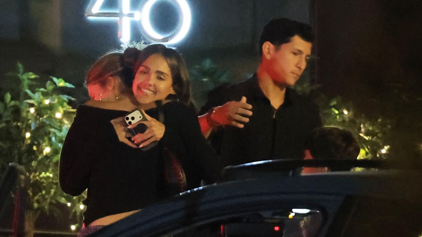 Familie Alba: Hier zeigt sich: Danny Ramirez gehört längst zu Jessica Albas Familie