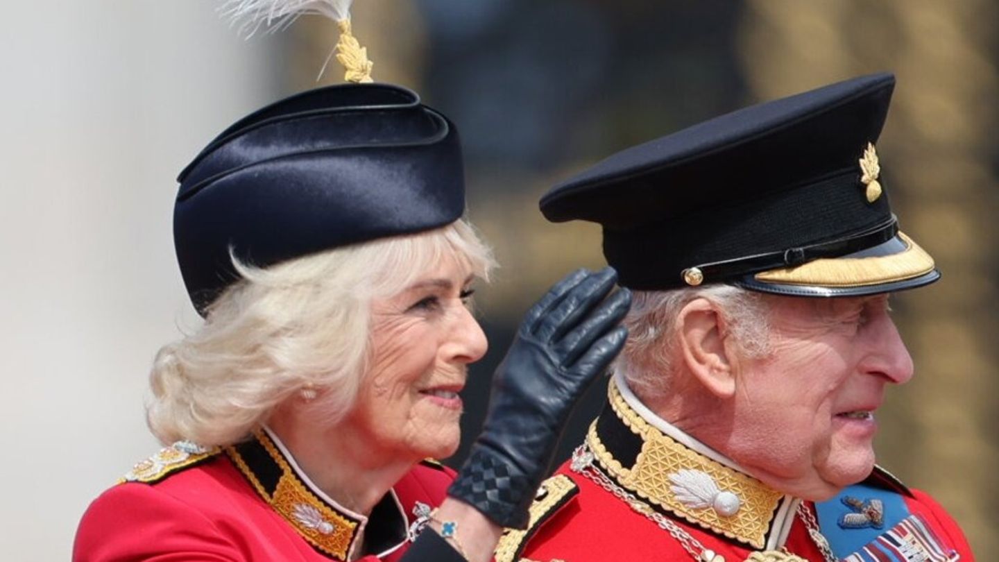 Königin Camilla bei "Trooping the Colour": Ihr roter Look erinnert an die Garde