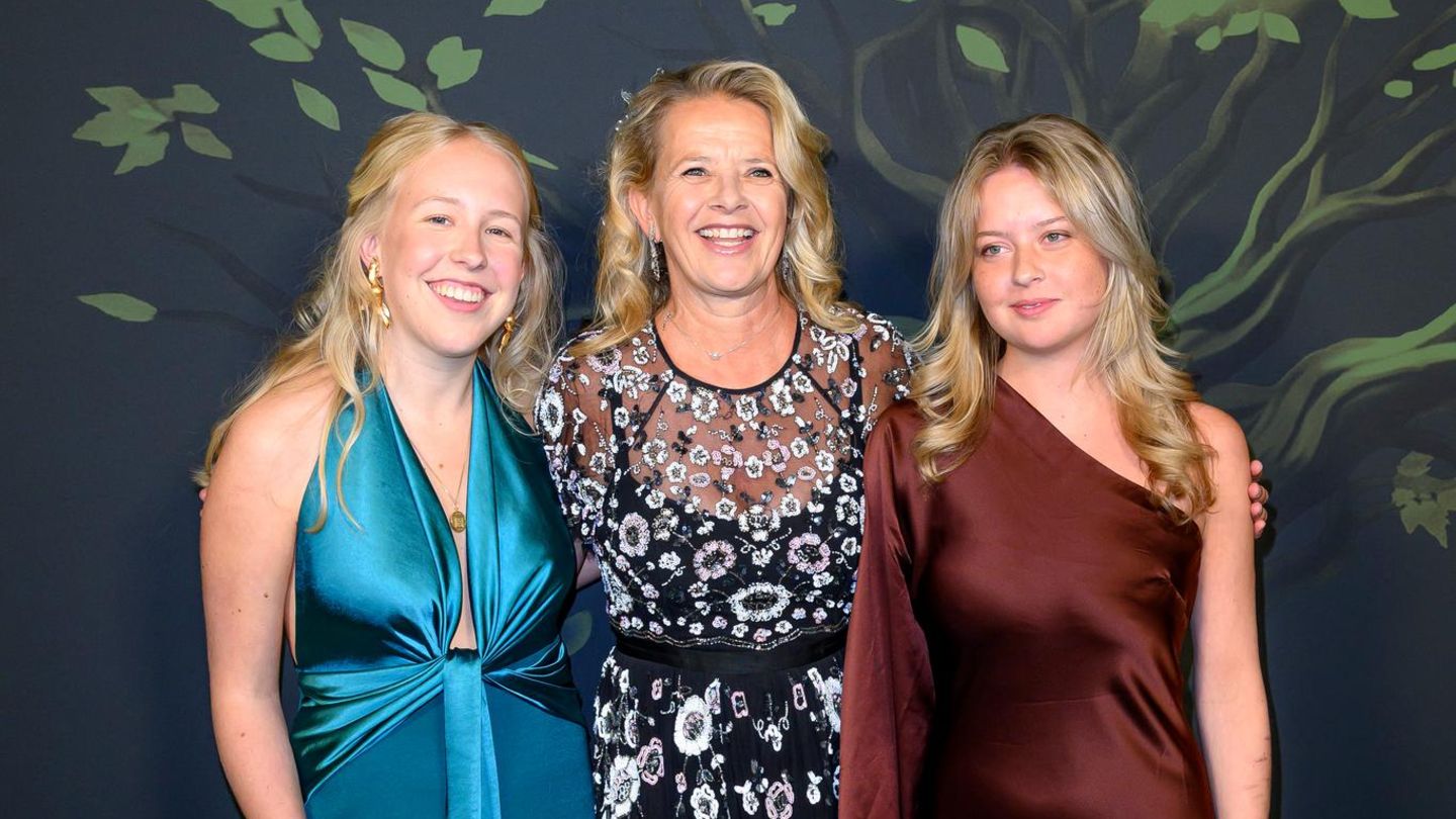 Catherine-M-xima-Co-Seltener-Red-Carpet-Auftritt-von-Prinzessin-Mabel-mit-ihren-T-chtern