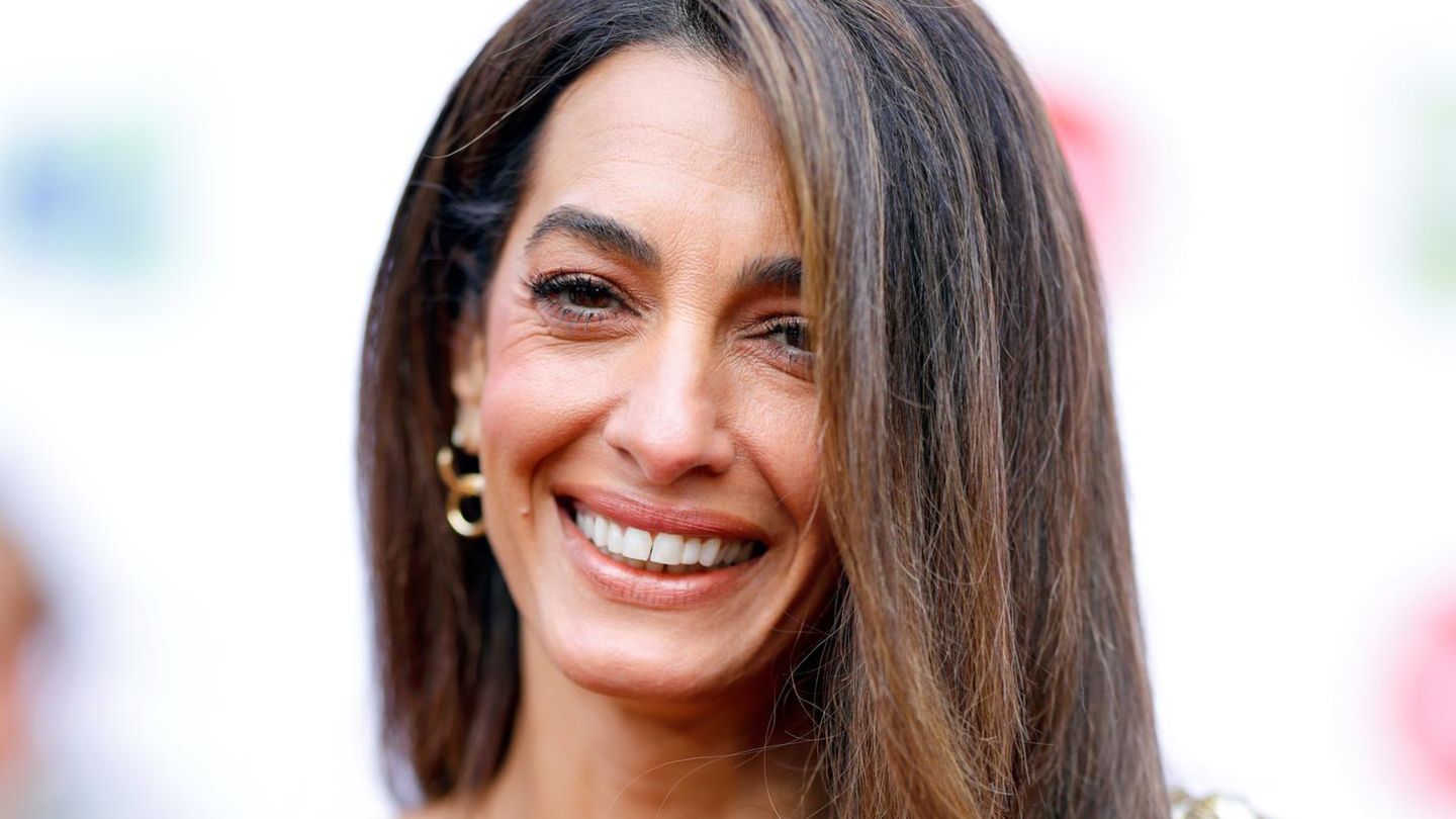Amal-Clooney-Sie-tr-gt-jetzt-den-Bell-Bottom-Schnitt-und-alle-schauen-hin