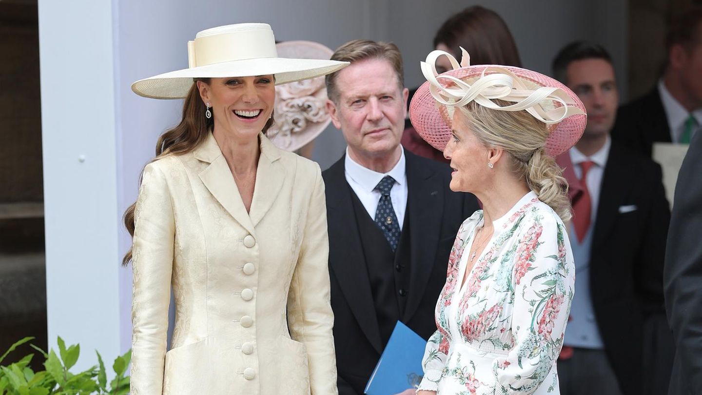 Catherine-Princess-of-Wales-Beim-Gottesdienst-berrascht-sie-mit-Wespentaille-und-Queen-Effekt