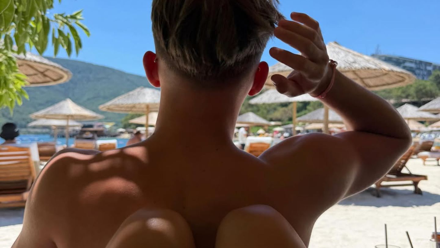 Urlaubsgrüße 2026: Fußballer Lennart Karl lenkt sich im Urlaub mit seiner Freundin ab