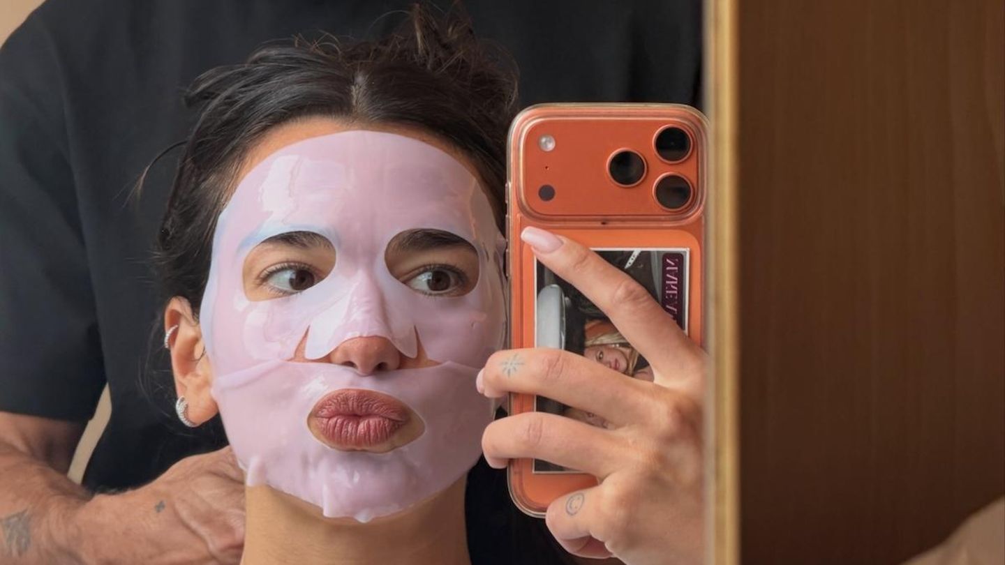 Dua-Lipa-Hailey-Bieber-Co-Als-Hochzeitsvorbereitung-macht-sie-eine-Lachssperma-Maske