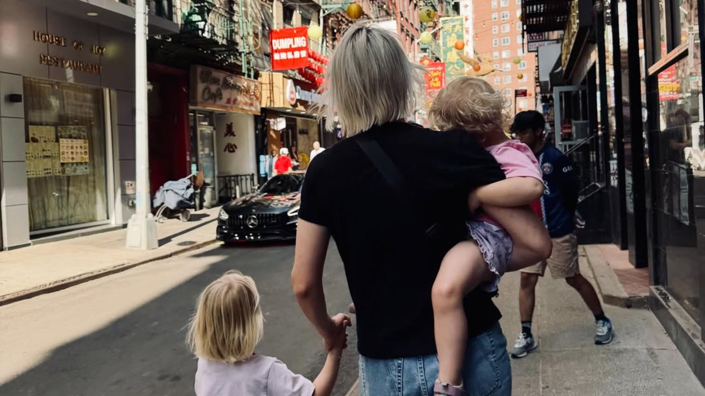 Star-Kids 2026: Welche deutsche Comedienne zeigt sich hier mit ihren Töchtern?