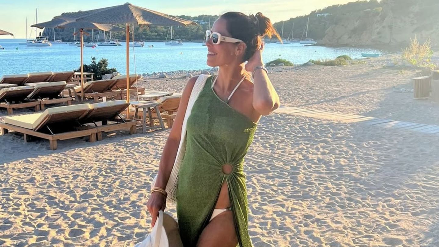 Fashion-Looks: Wahnsinn in Transparenz! Am Strand zieht sie alle Blicke auf sich
