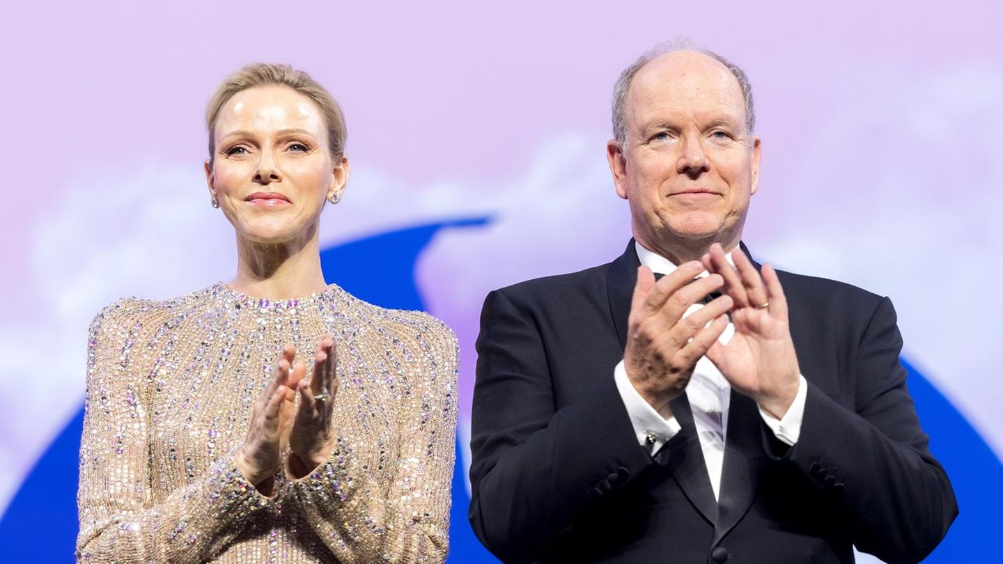 F-rstin-Charl-ne-In-ihrer-funkelnden-Hollywood-Robe-wird-sie-zu-Kates-Zwilling