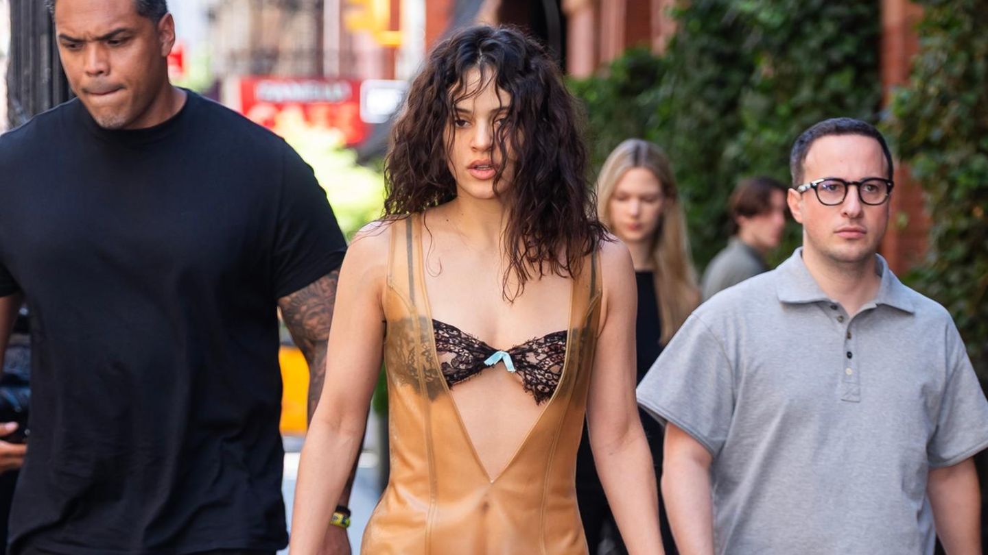 Nackt-Kleider: Im Naked-Dress macht sie die Straßen New Yorks zu ihrem Catwalk