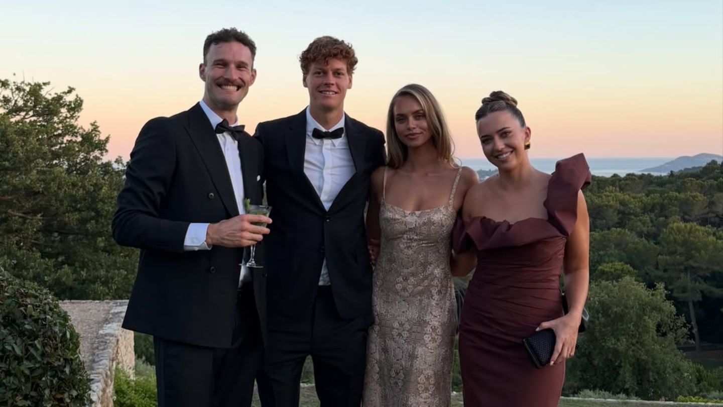 Prominente-Hochzeitsg-ste-mit-Stil-Wimbledon-Gewinner-Jannik-Sinner-zeigt-sich-mit-seiner-Freundin