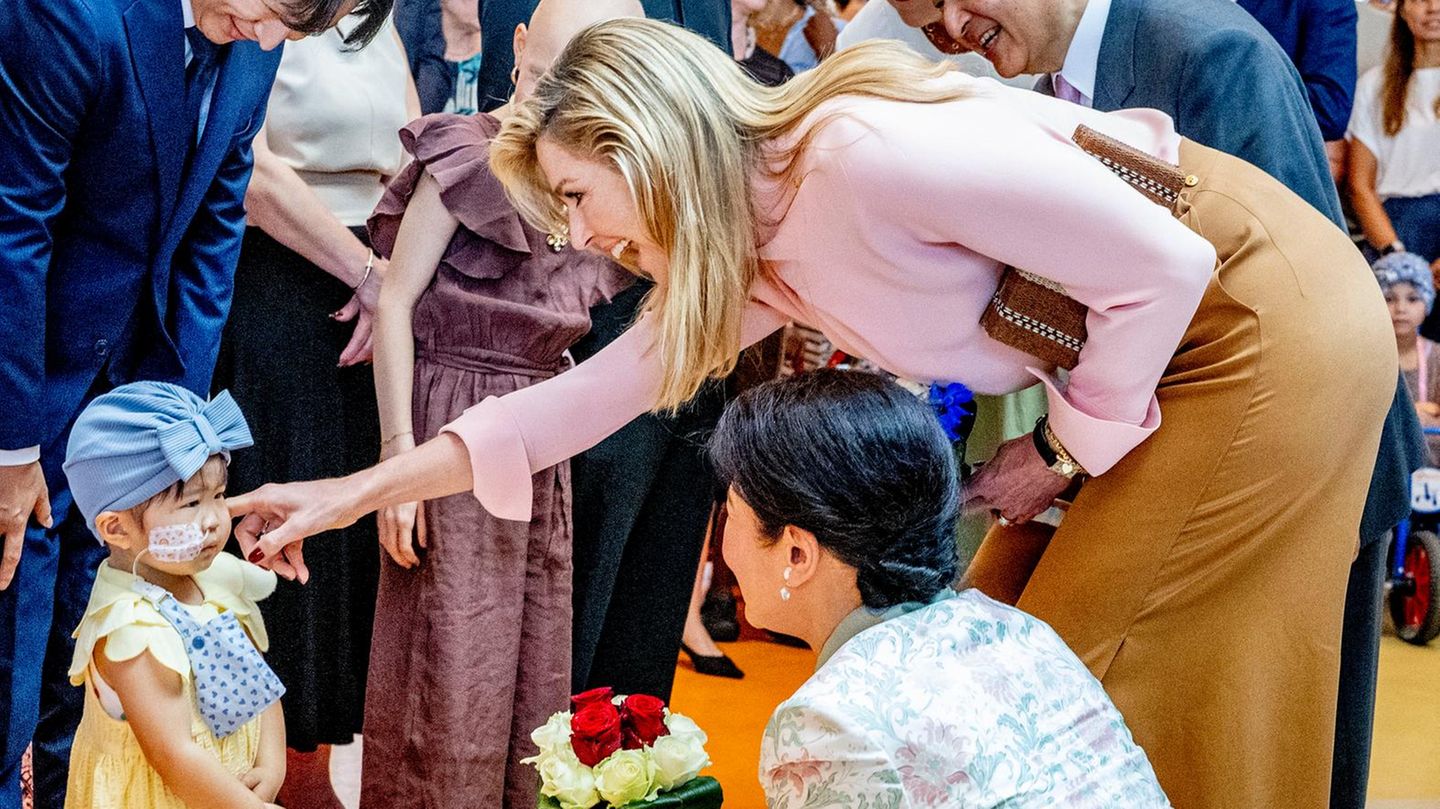 Royals auf Reisen: Kleine Patientin erobert die Herzen von Máxima und Masako