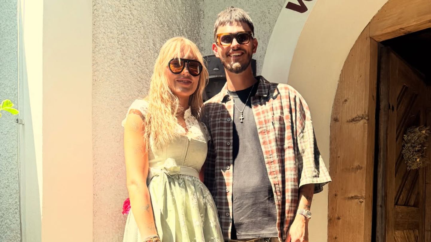 Outfits zum Verlieben: Im süßen Partnerlook feiern sie ihre Liebe