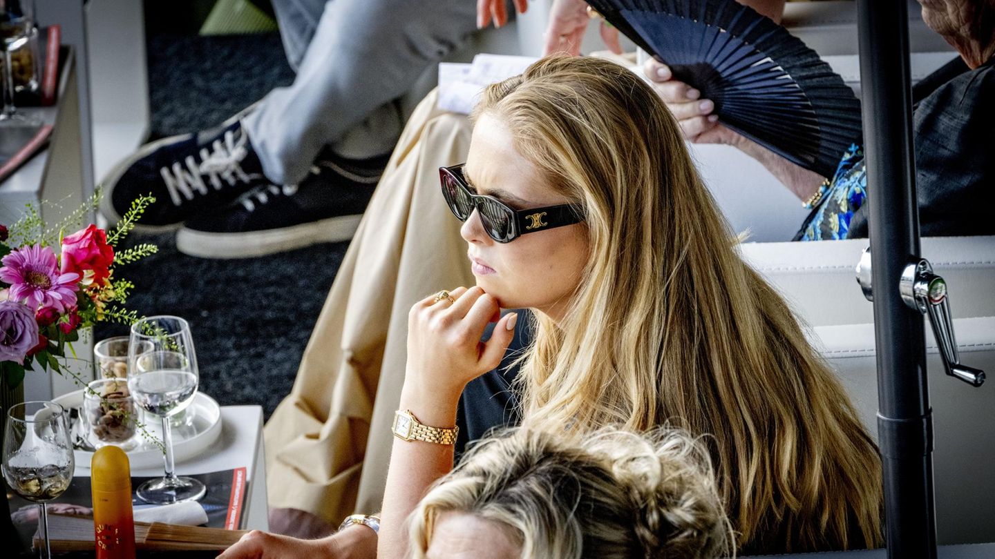 Cartier, Rolex und Co: Schlichter Look? Von wegen! Sie zeigt sich mit besonderem Luxus-Accessoire