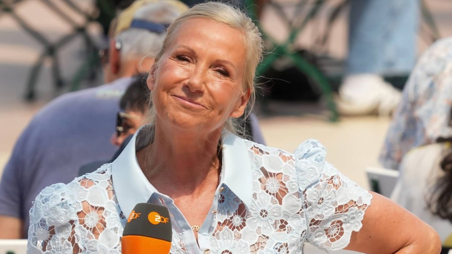 Andrea Kiewel im "Fernsehgarten": Moderatorin kühlt sich im Pool ab