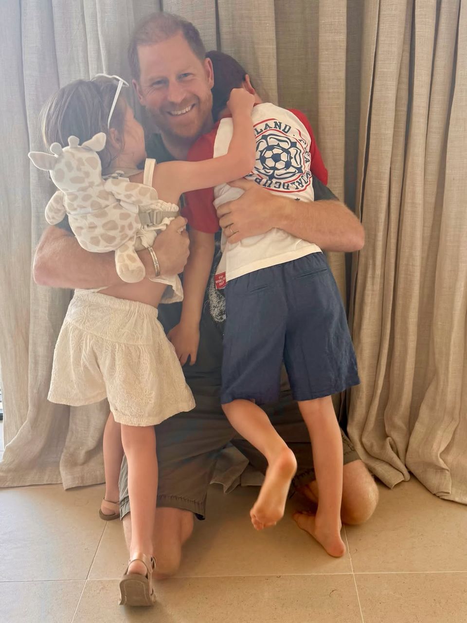 herzogin-meghan-r-hrendes-neues-foto-von-harry-archie-und-lilibet