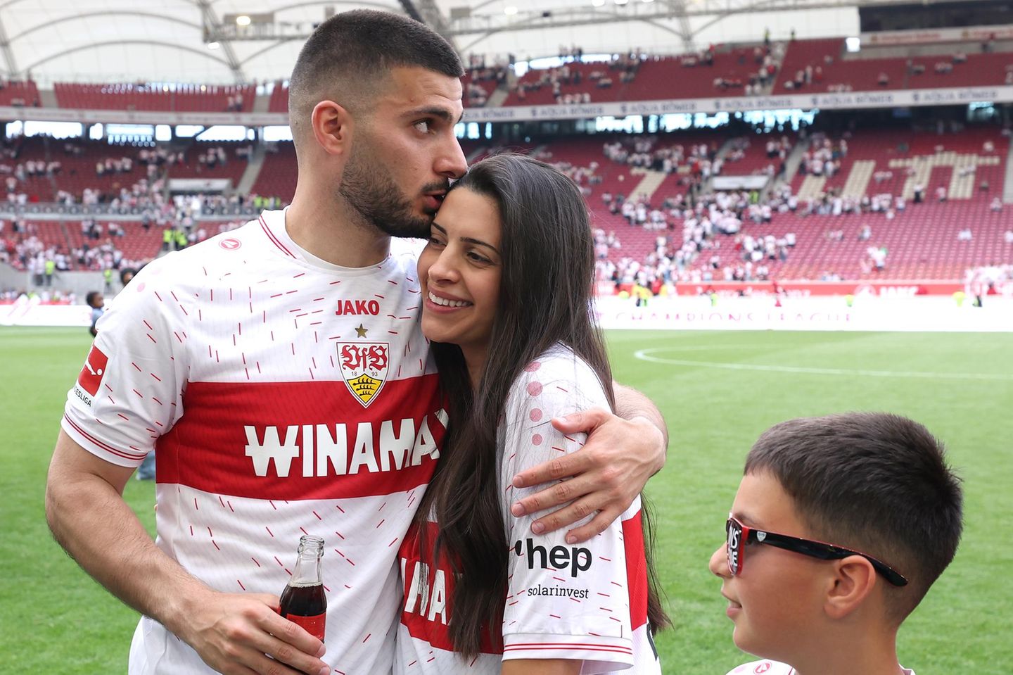 Deniz Undav mit seiner Frau Tanja im Stadion