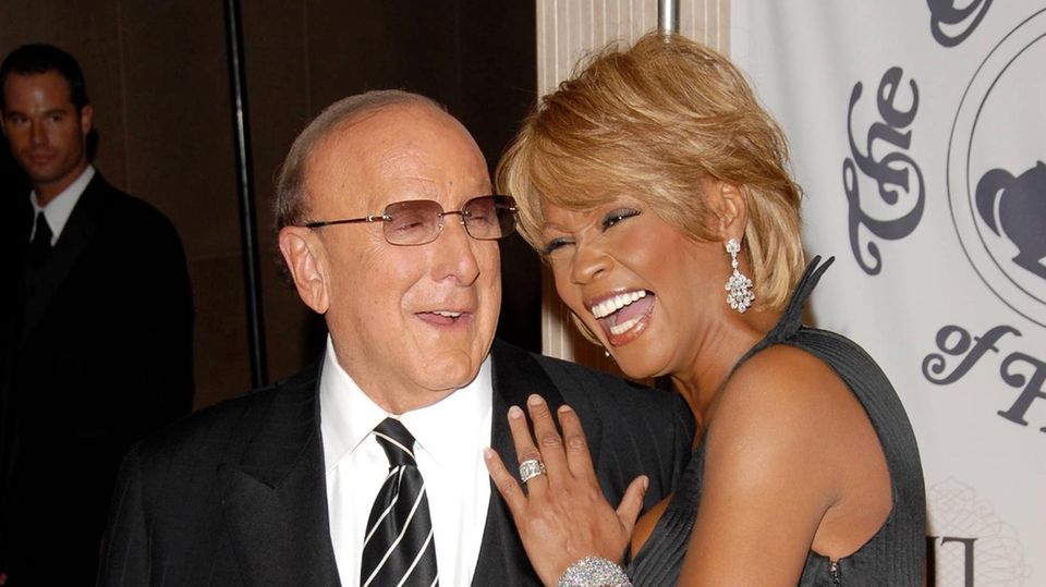 Das glückliche Lachen von Whitney Houston (†) an der Seite von Clive Davis (†) im Oktober 2006 zeigt, was er für sie war.