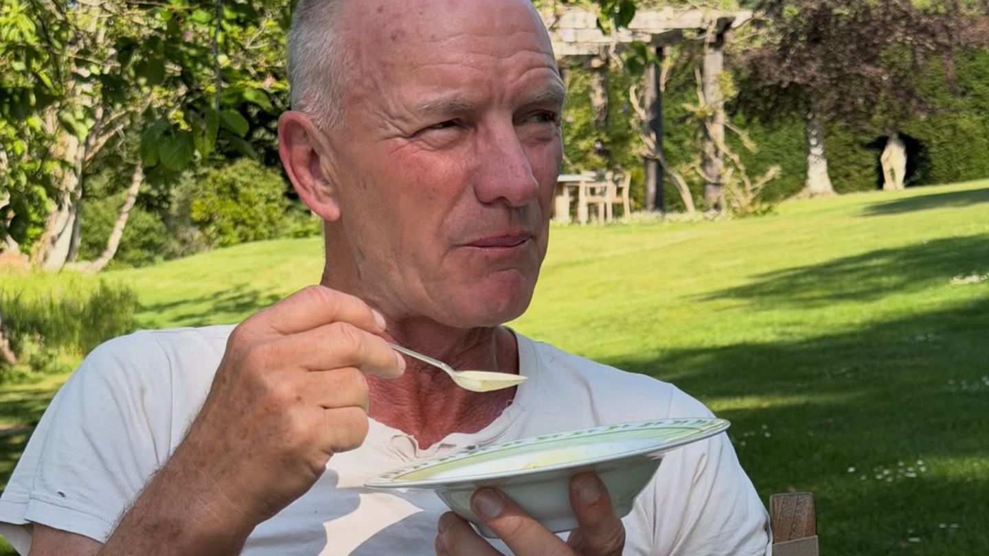 Zwischen-Palmen-Picknick-Pool-Fotos-zeigen-den-ganz-privaten-Sommerspa-der-Stars