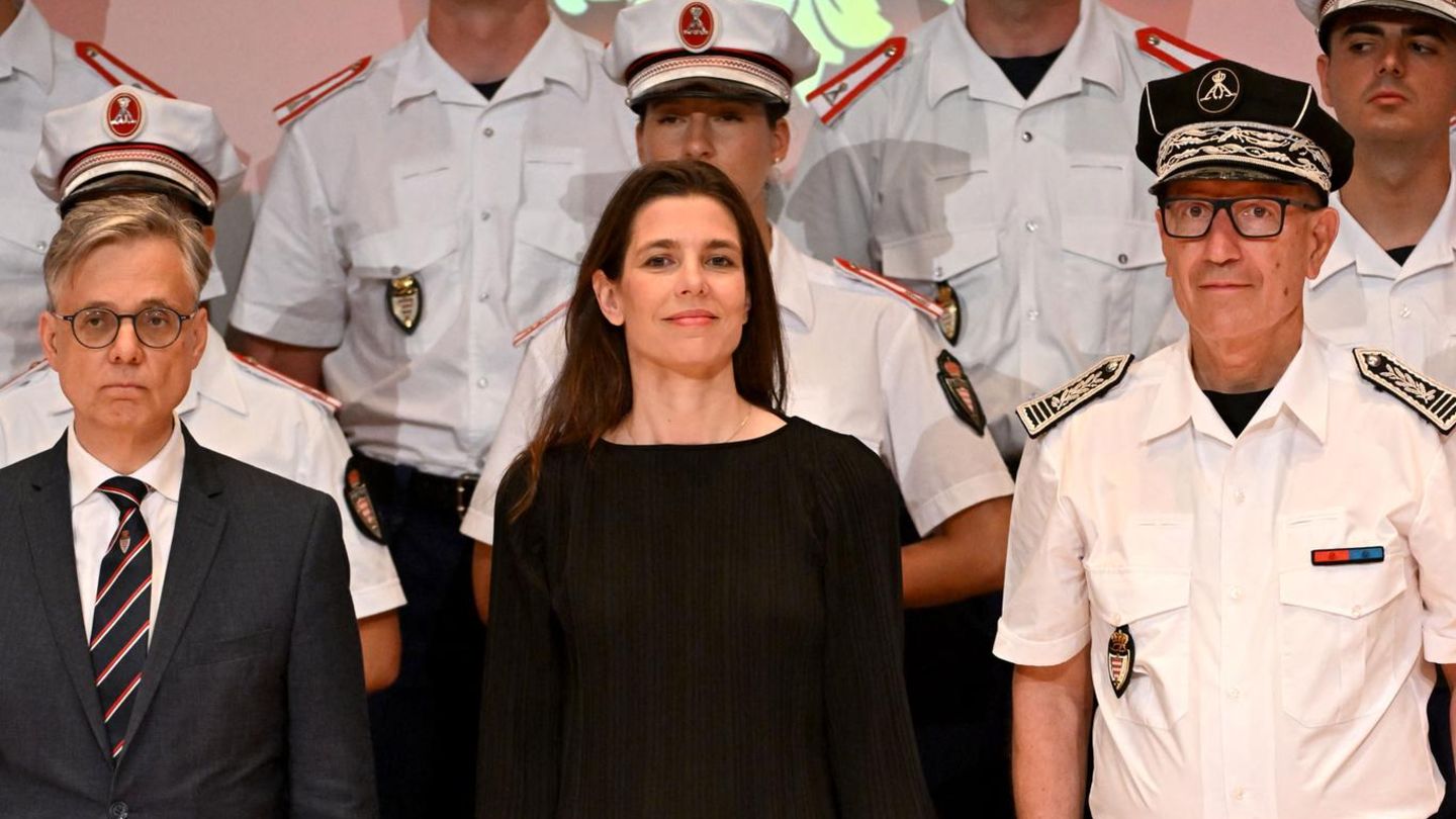Fashion-Looks-Im-Minikleid-pr-sentiert-Charlotte-Casiraghi-ihre-Endlos-Beine