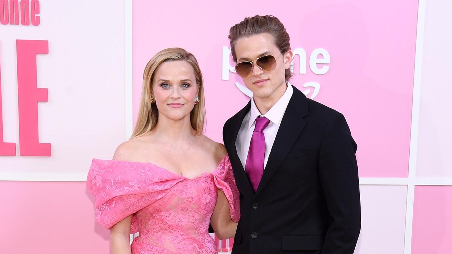 Partnerlook-Red-Carpet-Auftritt-mit-ihrem-Sohn-und-der-wirft-Fragen-auf