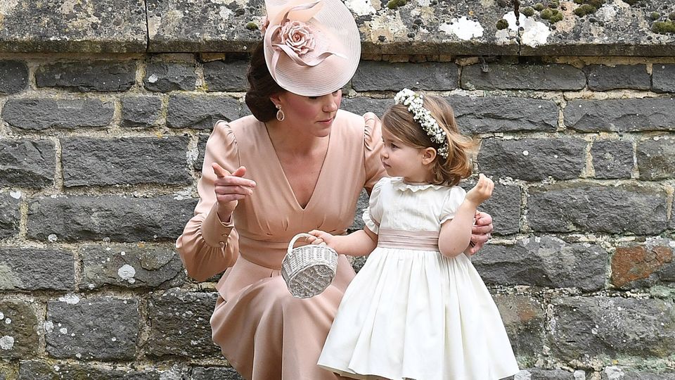 An der Hochzeit ihrer geliebten Tante Pippa im Mai 2027 eroberte Prinzessin Charlotte als zuckersüßes Blumenmädchen alle Herzen im Sturm. Danach sollte aber nur noch ein gemeinsamer öffentlicher Auftritt folgen.