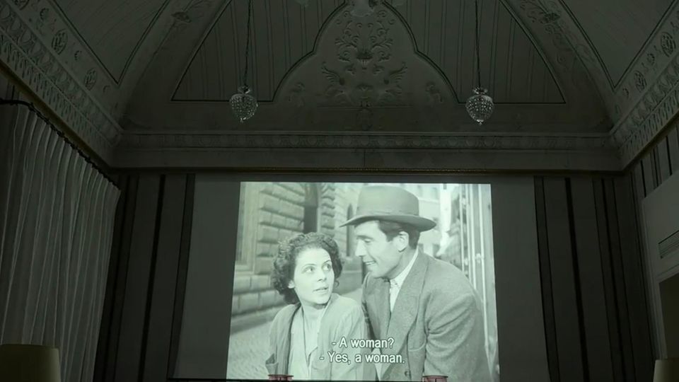  Am Abend stand für das Paar intimes Kinovergnügen unter einer prachtvoll verzierten Decke auf dem Programm.