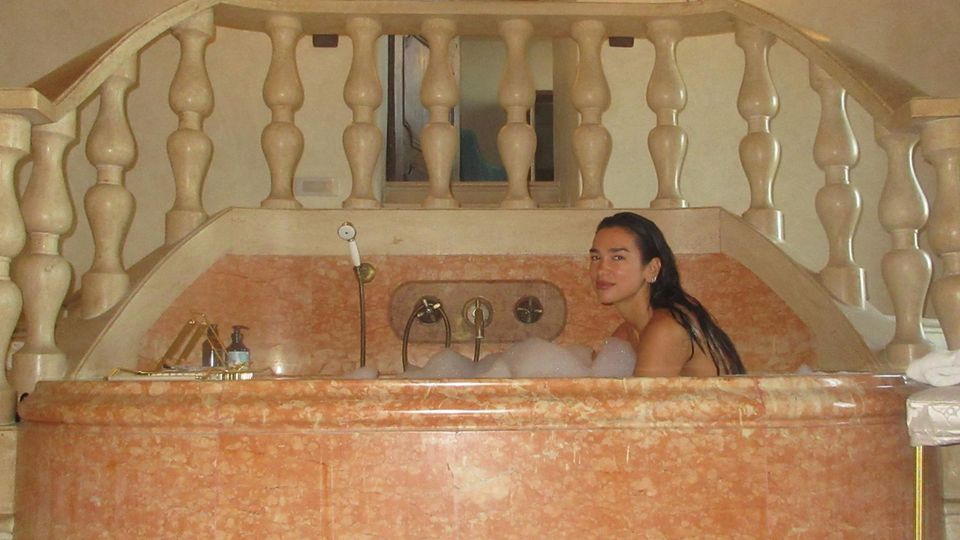 Diese luxuriöse Oase lädt Dua Lipa nach einem langen Tag zum Abschalten ein.