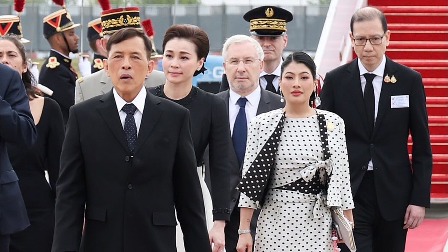 Thailands Königspaar: Thailands Königspaar ist in Paris angekommen