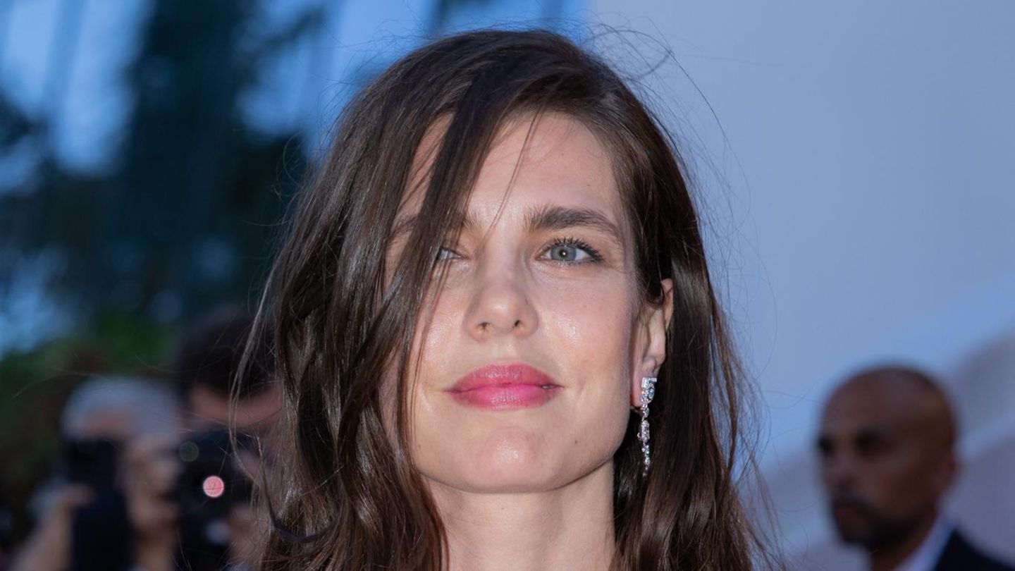 Charlotte-Casiraghi-Charlotte-Casiraghi-sagte-Ja-in-3-Kleidern