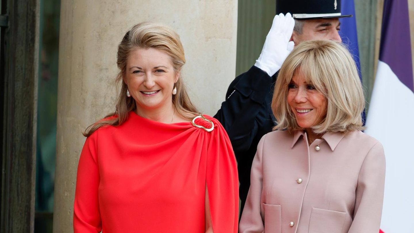 Fashion-Looks-Beim-Empfang-in-Paris-gibt-sie-St-phanie-nur-farblich-den-Vortritt